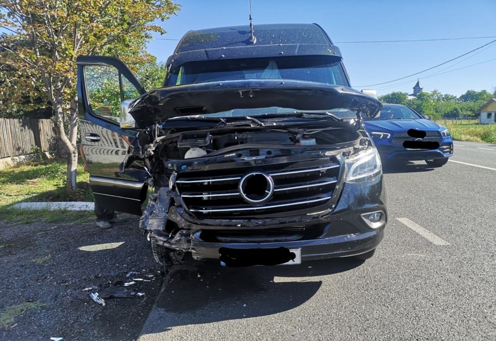 Coliziune între un microbuz și un autoturism pe DN2E85