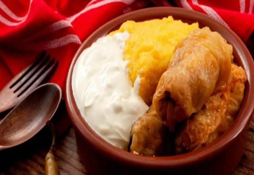 Motivul pentru care smântâna cu sarmale este o combinație periculoasă - Cu ce trebuie neaparat să înlocuiești