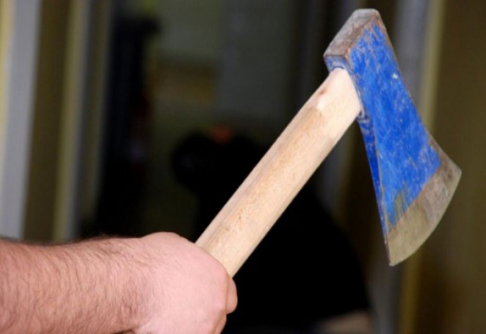 BĂRBATUL CARE ŞI-A UCIS SOŢIA CU UN TOPOR, ÎN PREZENŢA COPILULUI, ACUZAT DE OMOR PRIN CRUZIMI