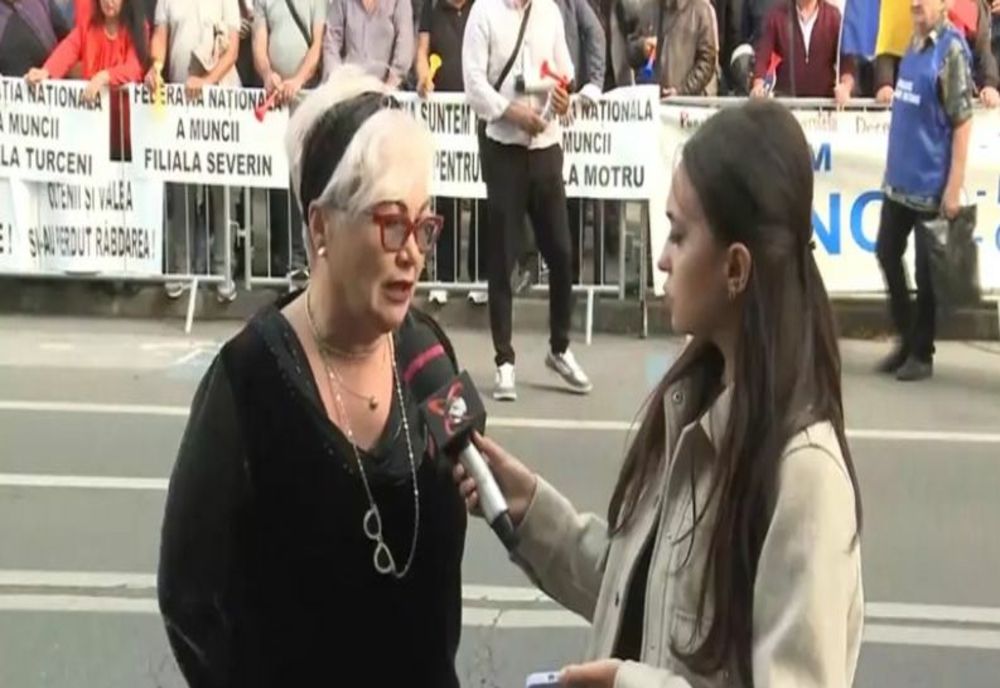 PENSIONARII CARE AU LUCRAT ÎN CONDIȚII SPECIALE, ÎN STRADĂ: PROTEST URIAȘ ÎN FAȚA MINISTERULUI MUNCII