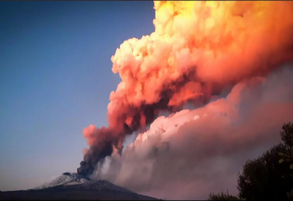 CEL PUȚIN 10 PERSOANE DECEDATE DUPĂ ERUPȚIA UNUI VULCAN ÎN INDONEZIA