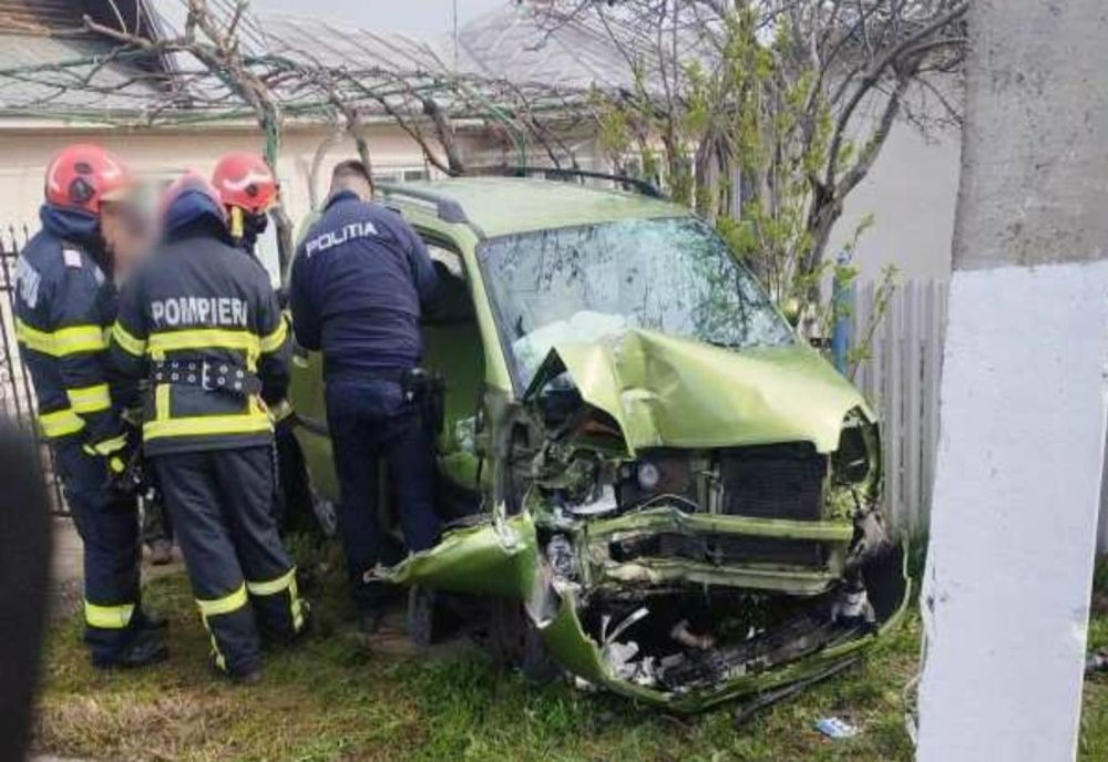 ȘOFER ÎN VÂRSTĂ DE 45 DE ANI DECEDAT DUPĂ CE S-A IZBIT CU MAȘINA DE UN STÂLP
