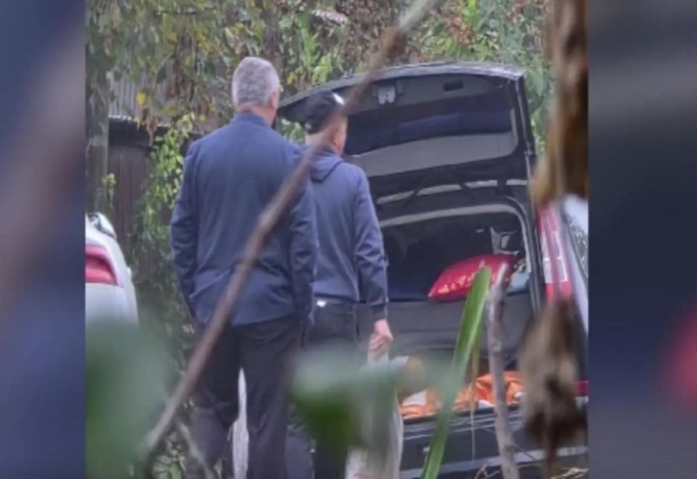 DIRECTOR DSVSA BRĂILA, VĂZUT ÎN TIMP CE PRIMEA MITĂ MÂNCARE PENTRU CÂINI. MARIAN PANTIRU A FOST PRINS ÎN FLAGRANT ÎN PARCAREA UNUI MAGAZIN