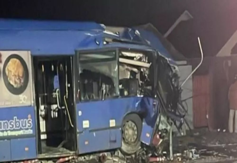 Accident în Buzău, după ce șoferul unui autobuz a intrat într-un stâlp