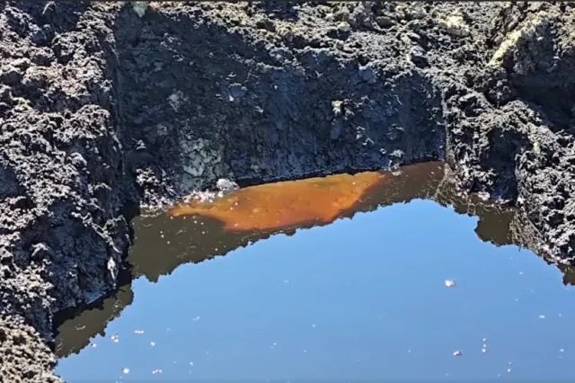 Alertă în România: apă contaminată cu țiței. Oamenii sunt disperați