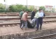 O secundă de neatenție a făcut ca o femeie să sfârșească sub roțile trenului