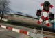 Inconștiență extremă. Unii șoferi nu respectă nici măcar regulile de trecere la nivel cu calea ferată