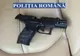 Pistol cu aer comprimat și alte arme albe au fost găsite la percheziții 