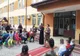 Copii cu deficiențe auditive cântă și defilează într-o paradă a modei cu haine create de ei