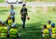 Este vacanţă, aşa că polițiștii buzoieni se întâlnesc în parc cu copiii și părinții pentru a discuta despre siguranţă