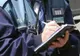 Tânăr de 18 ani reținut de polițiști după ce, neavând permis de conducere, a avariat două autoturisme staționate