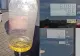 Țeapă la pompă. Diferența uriașă între cantitatea afișată și cea din recipient, reclamată de un șofer la o benzinărie din Focșani-VIDEO